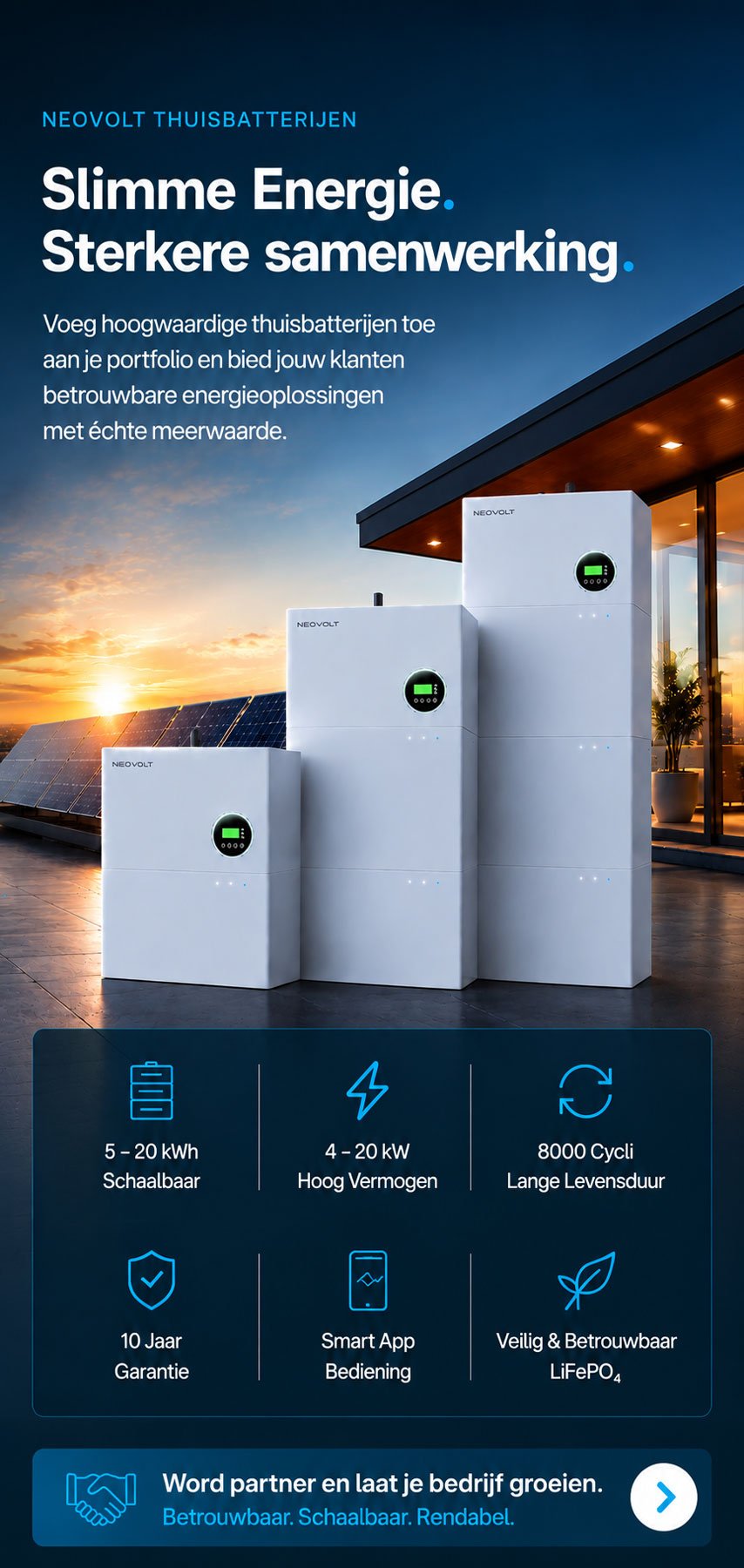 Drie witte Neovolt thuisbatterijen naast zonnepanelen bij zonsondergang in een modern huis.